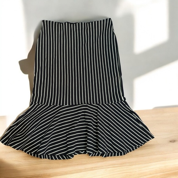 Ann Taylor Striped Flounce Skirt Size M | Deep Navy - White and Green Stripes - Picture 2 of 11